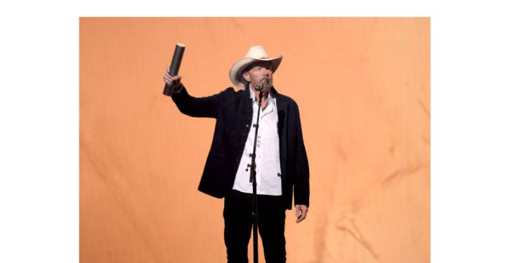 Toby Keith's Inspiring Journey: Battling Stomach Cancer and Triumphing at the People's Choice Country Awards