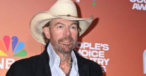 Toby Keith’s Inspiring Journey: Battling Stomach Cancer and Triumphing at the People’s Choice Country Awards